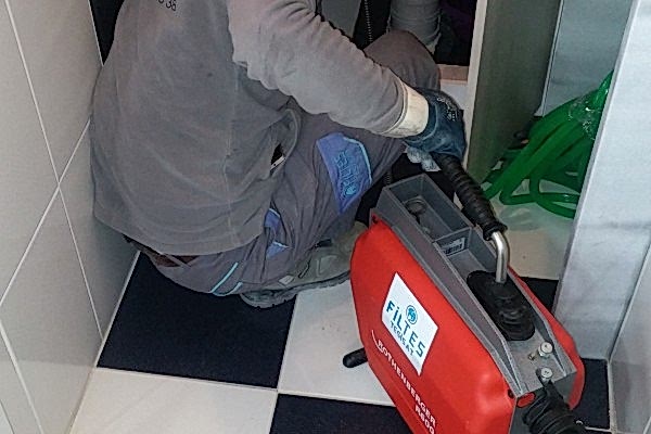 Makine ile Lavabo Açan Tesisatçı